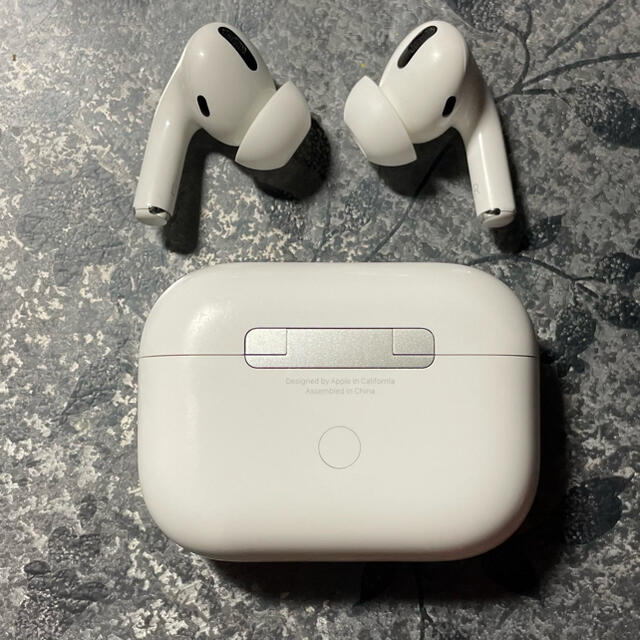 Apple(アップル)のAirpods pro (美品) ※印字とかは、写真でご確認ください スマホ/家電/カメラのオーディオ機器(ヘッドフォン/イヤフォン)の商品写真