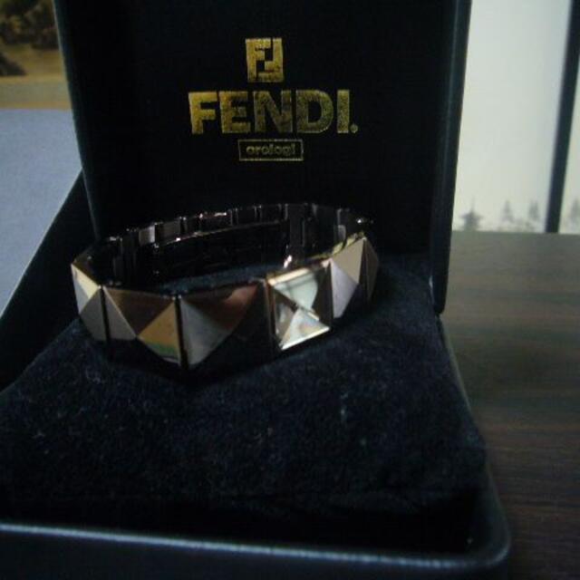 FENDI(フェンディ)の★激レア★FENDI★スクエアブレスレットタイプ腕時計★フェンディ古物 レディースのファッション小物(腕時計)の商品写真