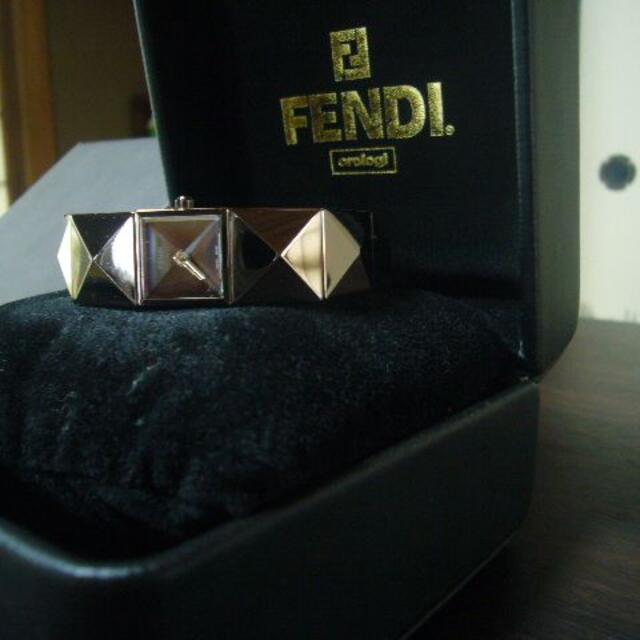 FENDI(フェンディ)の★激レア★FENDI★スクエアブレスレットタイプ腕時計★フェンディ古物 レディースのファッション小物(腕時計)の商品写真