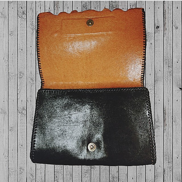 オリジナル本格レザークラフト 手彫り 手染め 本革 クラッチバッグ 黒 レディースのバッグ(クラッチバッグ)の商品写真