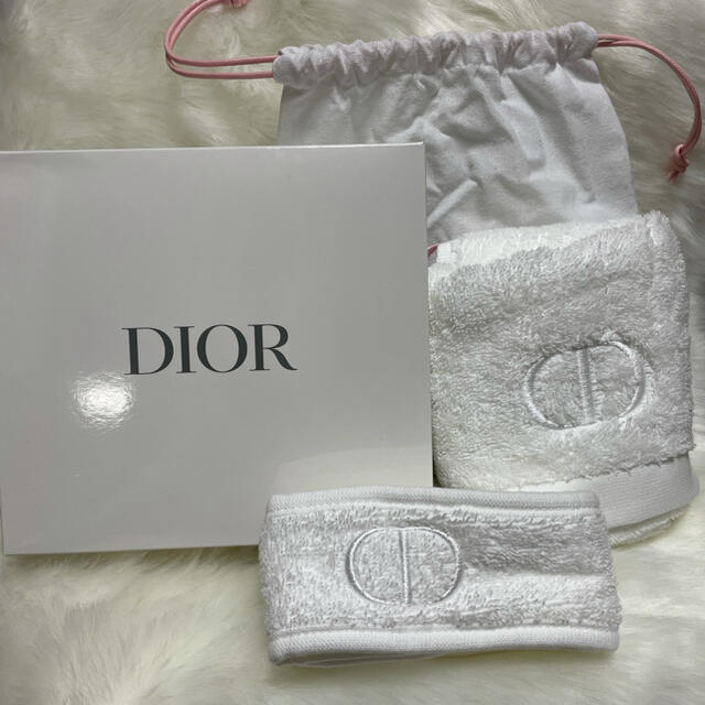 Dior(ディオール)の【非売品】Diorヘアバンド&フェイスタオル&巾着3点セット新品未使用 エンタメ/ホビーのコレクション(ノベルティグッズ)の商品写真