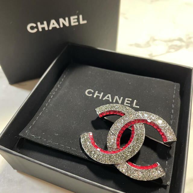 シェネル CHANEL ブローチ 定期入れの noxcapital.de