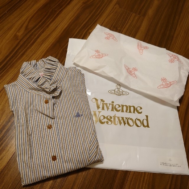 Vivienne Westwood(ヴィヴィアンウエストウッド)の未使用タグ付vivienne westwoodフリル スタンドカラー ブラウス レディースのトップス(シャツ/ブラウス(長袖/七分))の商品写真