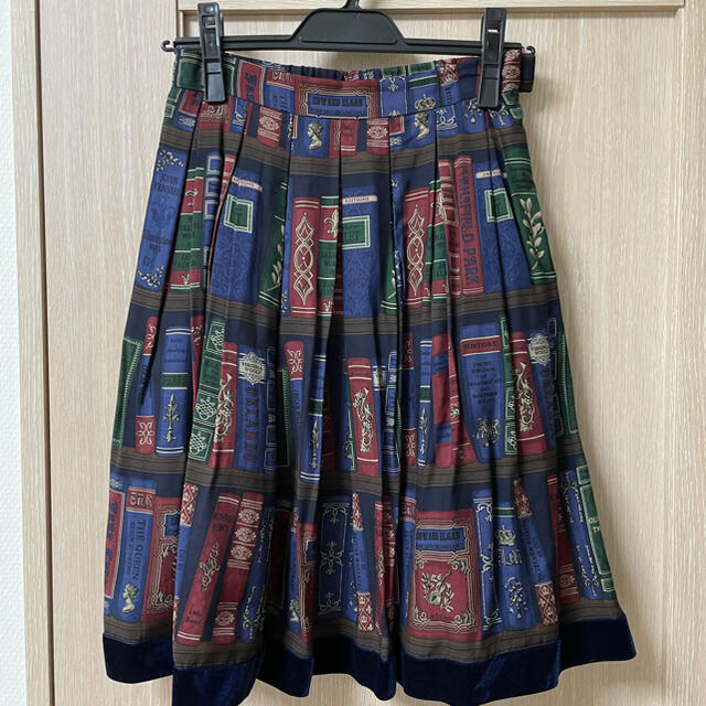 JaneMarple(ジェーンマープル)のjanemarple ライブラリー柄スカート レディースのスカート(ひざ丈スカート)の商品写真