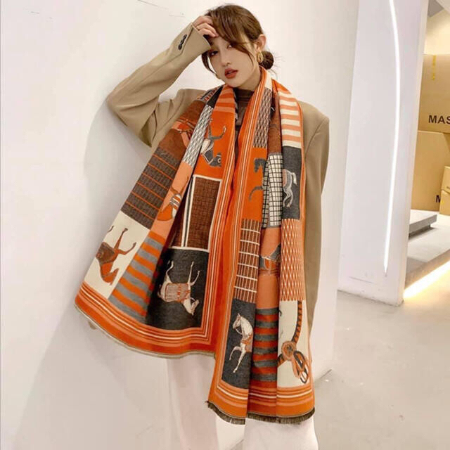大判ストール　ホース柄　オレンジ　人気 レディースのファッション小物(マフラー/ショール)の商品写真