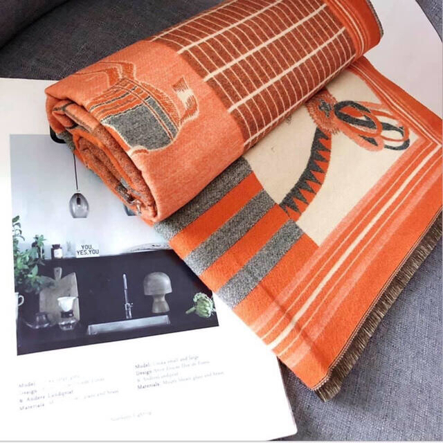 大判ストール　ホース柄　オレンジ　人気 レディースのファッション小物(マフラー/ショール)の商品写真