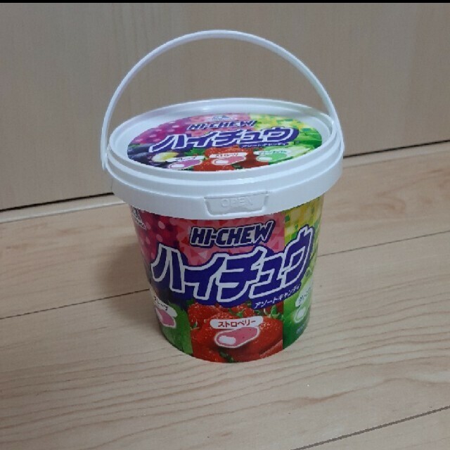 ハイチュウ　アソート　バケツ 食品/飲料/酒の食品(菓子/デザート)の商品写真