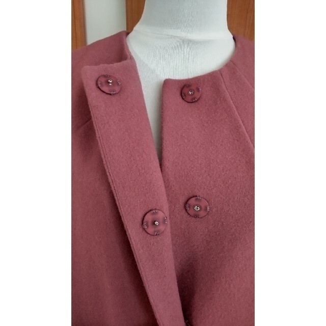 M'S GRACY(エムズグレイシー)の(未使用品タグ付き)エムズグレイシー38　お花ボタンのピンク色コート レディースのジャケット/アウター(ロングコート)の商品写真