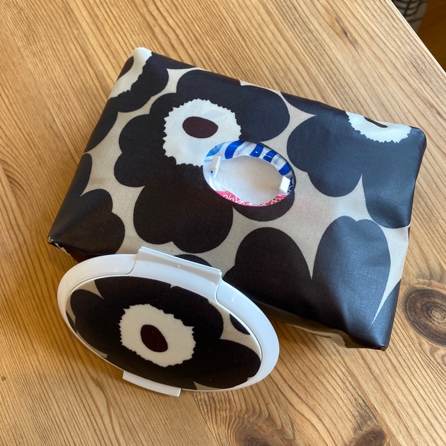 marimekko(マリメッコ)のHelloKitty 様専用　おしりふきポーチ　マリメッコ キッズ/ベビー/マタニティのおむつ/トイレ用品(ベビーおしりふき)の商品写真