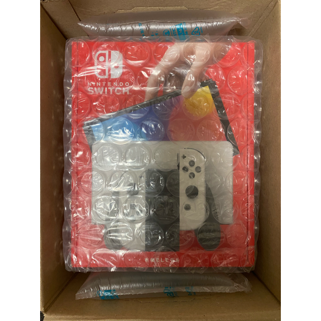 Nintendo Switch(ニンテンドースイッチ)の【新品未開封】Nintendo Switch  有機ELモデル  ホワイト エンタメ/ホビーのゲームソフト/ゲーム機本体(家庭用ゲーム機本体)の商品写真