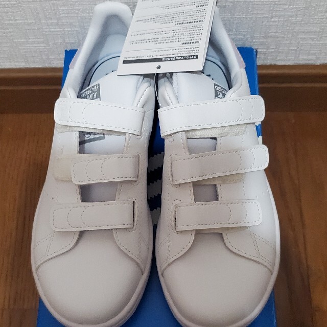 adidas(アディダス)の値下げ中！新品未使用　Stan Smith　スニーカー　キッズ キッズ/ベビー/マタニティのキッズ靴/シューズ(15cm~)(スニーカー)の商品写真