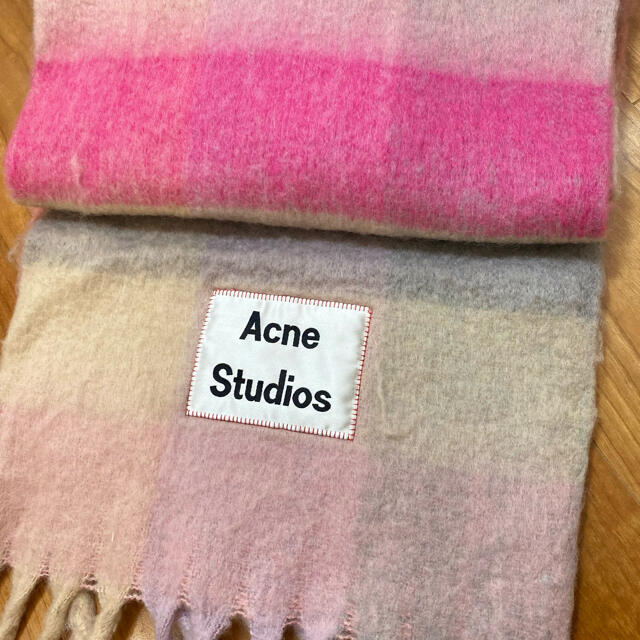 ACNE(アクネ)のアクネストゥディオズ　ラージチェックスカーフ－フーシャ/ライラック/ピンク レディースのファッション小物(マフラー/ショール)の商品写真