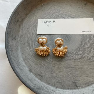 ミナペルホネン(mina perhonen)のゆらゆら　ゴールド　と　ひとみ❷(ピアス)