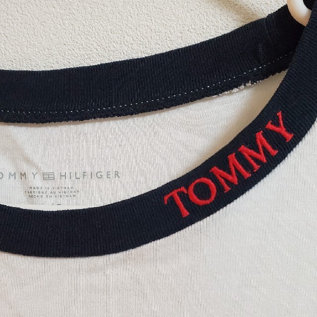 TOMMY HILFIGER(トミーヒルフィガー)の収納じわの為格安！TOMMY HILFIGERロンT レディースのトップス(Tシャツ(長袖/七分))の商品写真