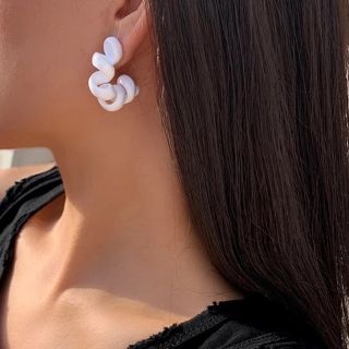 トゥデイフル(TODAYFUL)のno.751    ホワイト　クルクルピアス(ピアス)