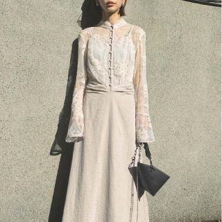 アメリヴィンテージ(Ameri VINTAGE)のFLOWER LACE DRESS  ベージュ　(ロングワンピース/マキシワンピース)