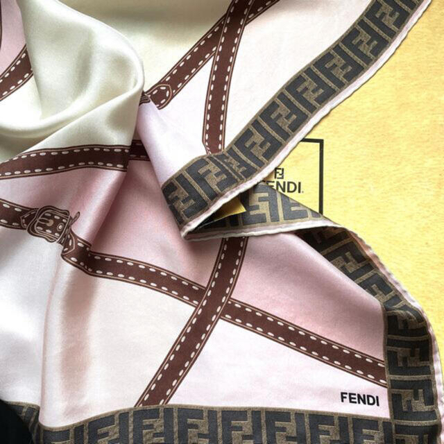 FENDI(フェンディ)の専用　希少　美品　フェンディ シルクスカーフ　セレリアシリーズ　you &me　 レディースのファッション小物(バンダナ/スカーフ)の商品写真