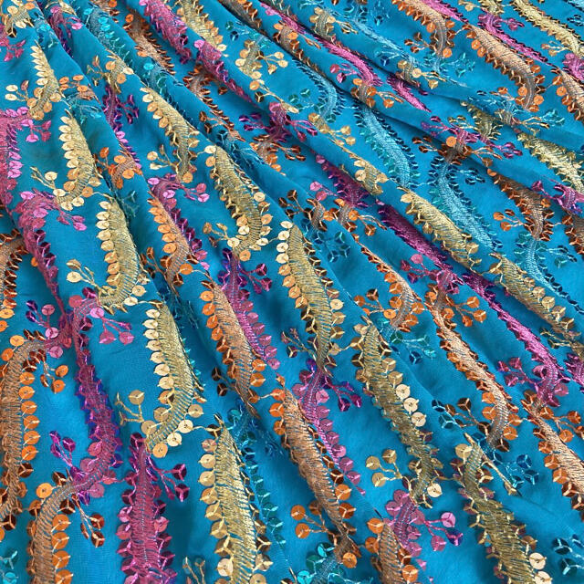 ドレス インド刺繍レース レインボー カラフルの通販 by byuri お休み中 注文不可｜ラクマ 虹 生地 エスニック ダンス衣装 水色 めです