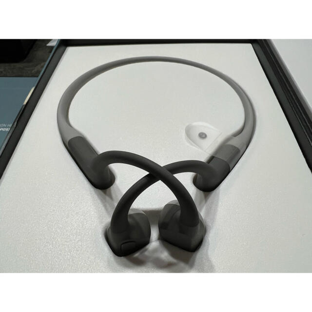 AfterShokz Aeropex 骨伝導ワイヤレスヘッドホン  ルナグレイ スマホ/家電/カメラのオーディオ機器(ヘッドフォン/イヤフォン)の商品写真