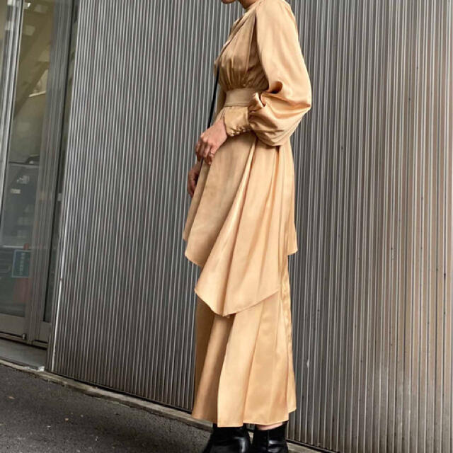 Ameri VINTAGE(アメリヴィンテージ)のBULGE SHOULDER DRESS ベージュ レディースのワンピース(ひざ丈ワンピース)の商品写真