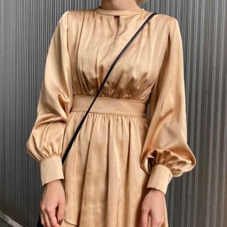 アメリヴィンテージ(Ameri VINTAGE)のBULGE SHOULDER DRESS ベージュ(ひざ丈ワンピース)