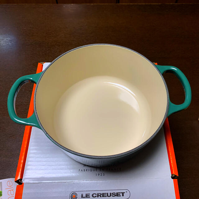 LE CREUSET(ルクルーゼ)のルクルーゼ   ココットロンド　18cm  アーティチョーク　グリーン　緑 インテリア/住まい/日用品のキッチン/食器(鍋/フライパン)の商品写真