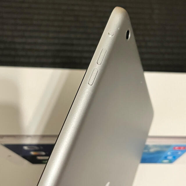 iPad(アイパッド)の【中古】iPad mini 2 Silver 32GB 傷あり 本体と箱のみ スマホ/家電/カメラのPC/タブレット(タブレット)の商品写真