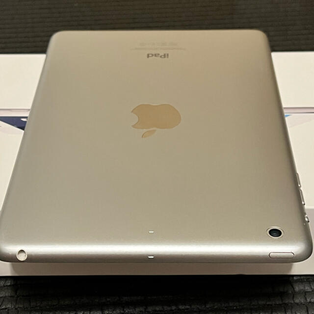 iPad(アイパッド)の【中古】iPad mini 2 Silver 32GB 傷あり 本体と箱のみ スマホ/家電/カメラのPC/タブレット(タブレット)の商品写真