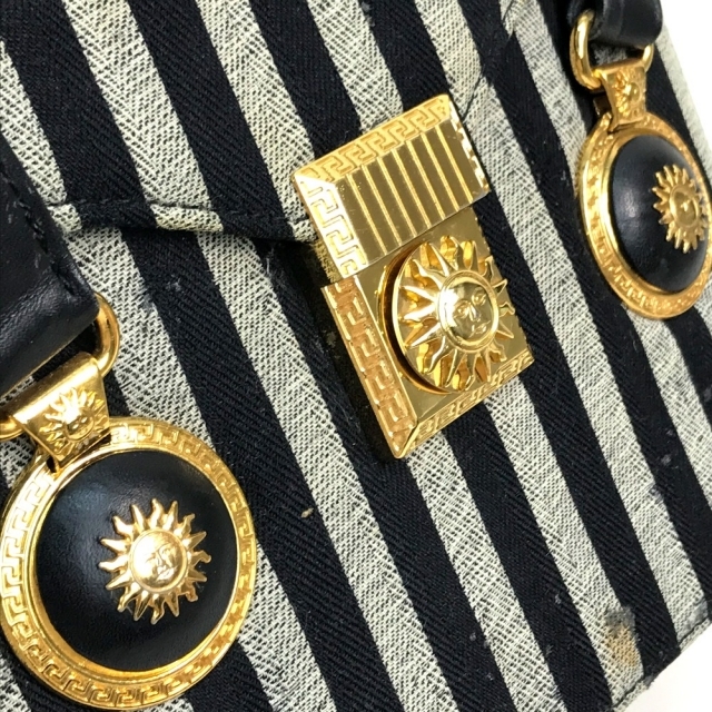 Gianni Versace(ジャンニヴェルサーチ)のジャンニ・ヴェルサーチ Gianni Versace サンバースト 太陽 ロゴ ストライプ ハンドバッグ 箱型 ボックス型 バニティバッグ コットン ブラック レディースのバッグ(ハンドバッグ)の商品写真