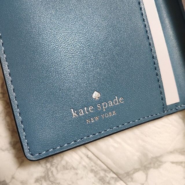 kate spade new york(ケイトスペードニューヨーク)の人気!! ケイトスペードニューヨーク 二つ折り ウォレット 財布 ネイビー 青 レディースのファッション小物(財布)の商品写真