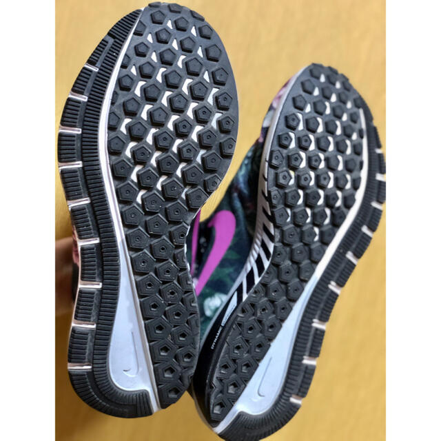 NIKE(ナイキ)のNIKE レディース　スニーカー　美品　23,5cm  レディースの靴/シューズ(スニーカー)の商品写真