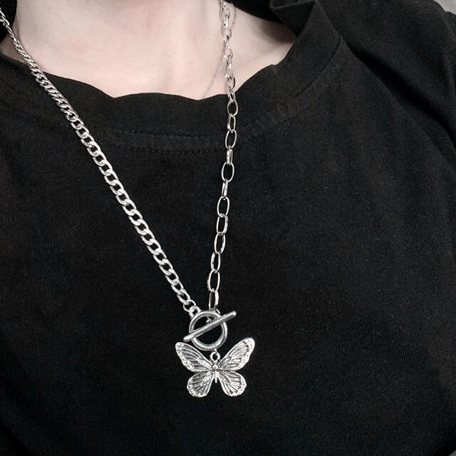 蝶々 バタフライ　ヴィンテージ アンティーク ネックレス　シルバー レディースのアクセサリー(ネックレス)の商品写真