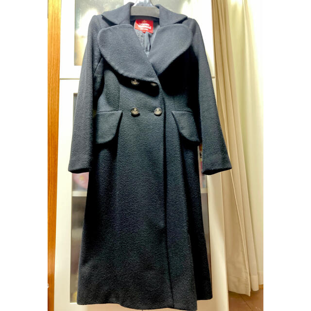 Vivienne Westwood(ヴィヴィアンウエストウッド)のヴィヴィアンウエストウッド黒ダブルラブ襟ロングコート レディースのジャケット/アウター(ロングコート)の商品写真