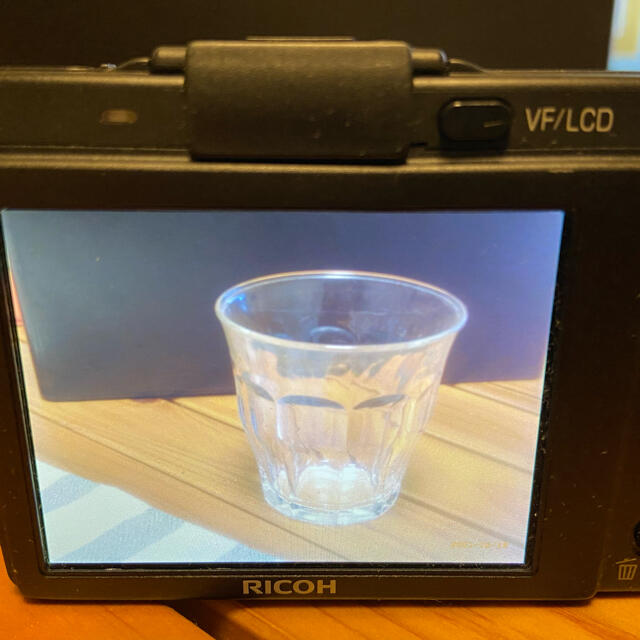 RICOH(リコー)の【RICOH】ジャンク品GX200自動開閉レンズキャップ、SDカード付き スマホ/家電/カメラのカメラ(コンパクトデジタルカメラ)の商品写真
