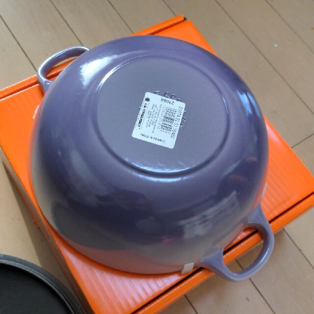 LE CREUSET(ルクルーゼ)の専用☆新品未使用☆ル・クルーゼ マルミット 鍋 22センチ ブルーベルパープル インテリア/住まい/日用品のキッチン/食器(鍋/フライパン)の商品写真