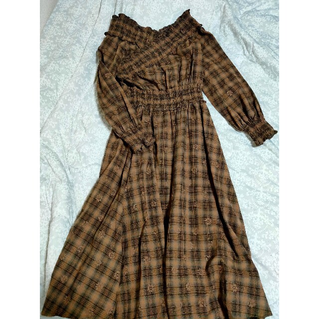正規品ですので安心 タグなし新品‼️MILLY 胸元カッティングワンピース