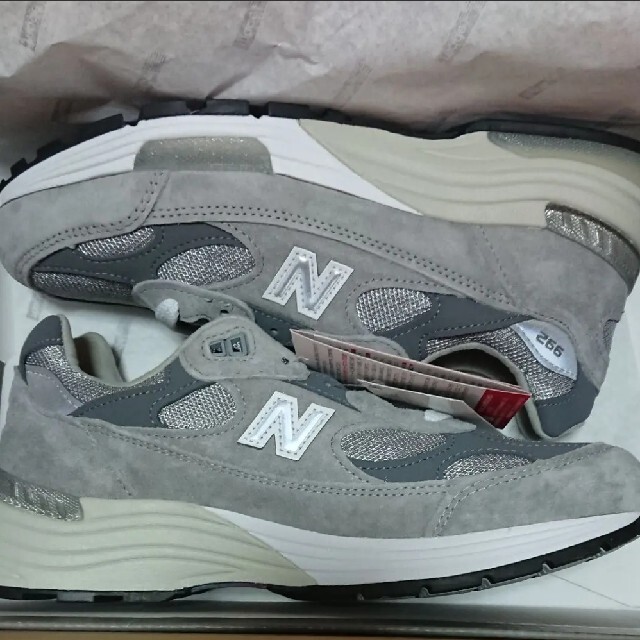 New Balance(ニューバランス)の国内正規品 25.5㎝ NEW BALANCE M992GR GREY メンズの靴/シューズ(スニーカー)の商品写真