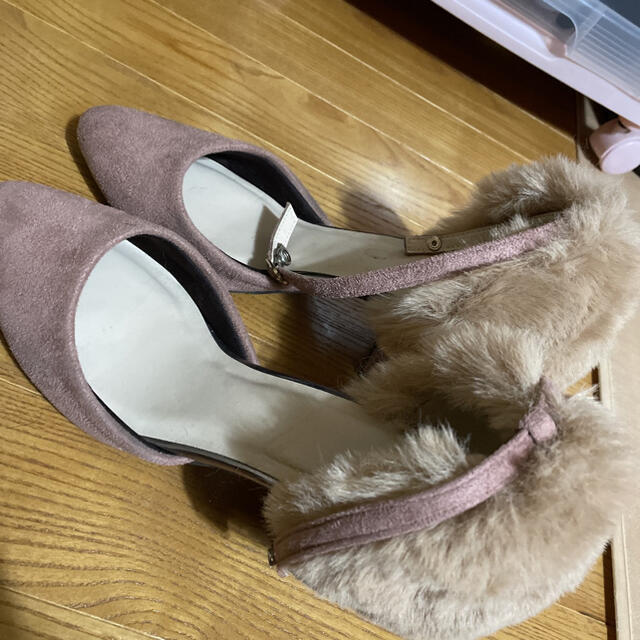 COLZA(コルザ)のピンクファー付きヒール レディースの靴/シューズ(ハイヒール/パンプス)の商品写真