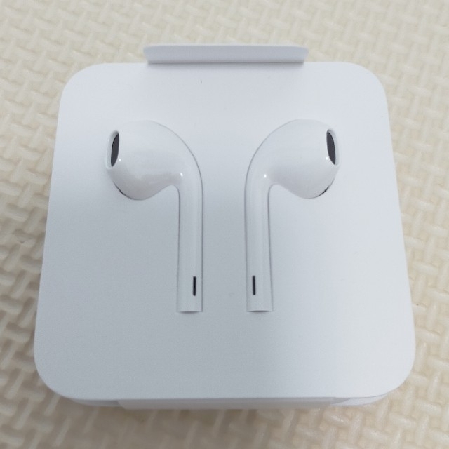 Apple(アップル)のiPhone付属 純正 EarPods Lightning イヤホン 新品 スマホ/家電/カメラのオーディオ機器(ヘッドフォン/イヤフォン)の商品写真