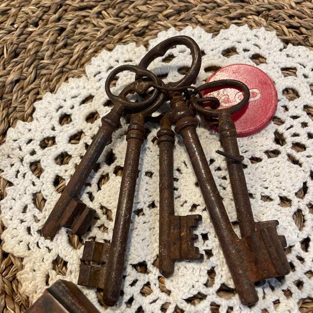 アンティークの鍵、活版印刷木製ハンコ数字の5、大きな古い安全ピン インテリア/住まい/日用品の文房具(その他)の商品写真