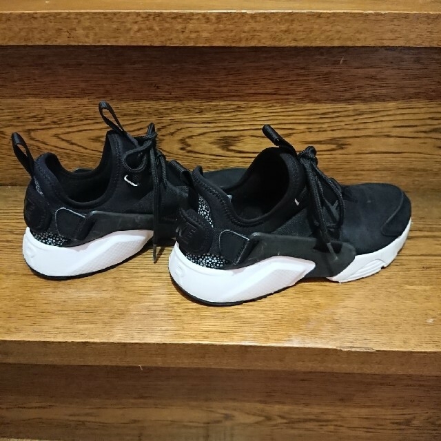 NIKE(ナイキ)の   emmi限定モデル【NIKE】ナイキ エアハラチ シティ LOW PRM レディースの靴/シューズ(スニーカー)の商品写真