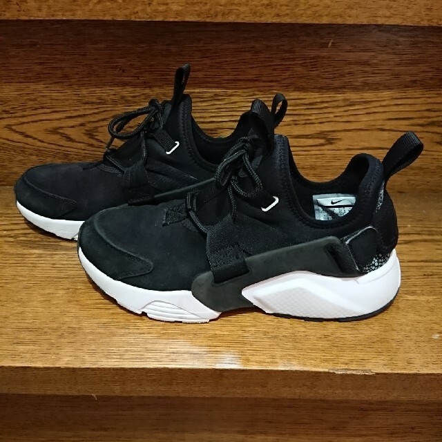 NIKE(ナイキ)の   emmi限定モデル【NIKE】ナイキ エアハラチ シティ LOW PRM レディースの靴/シューズ(スニーカー)の商品写真