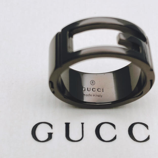 Gucci(グッチ)の美品 gucci グッチ Gリング ブランデッドGブラック シルバー 10号 レディースのアクセサリー(リング(指輪))の商品写真