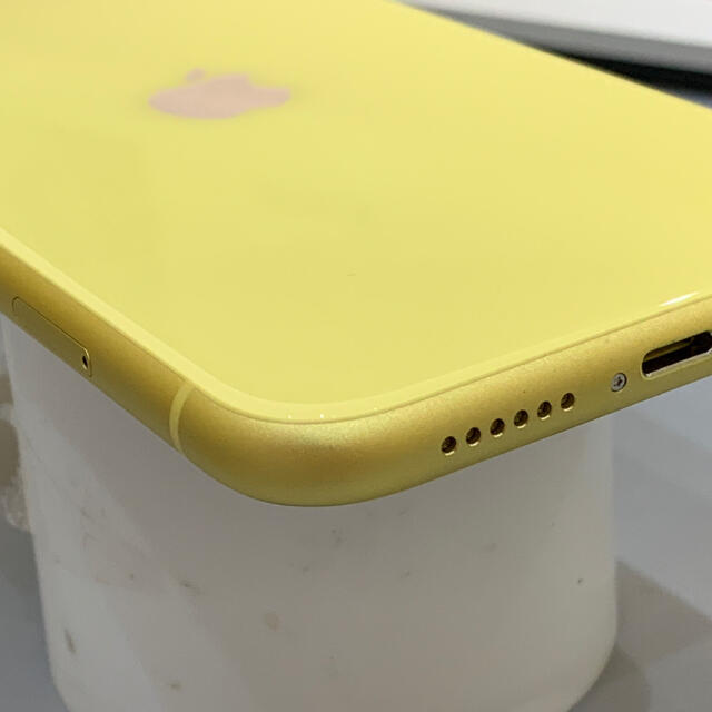 美品 iPhone11 64GB MWLW2J/A Yellow スマホ/家電/カメラのスマートフォン/携帯電話(スマートフォン本体)の商品写真