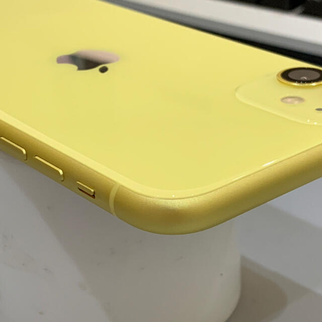 美品 iPhone11 64GB MWLW2J/A Yellow スマホ/家電/カメラのスマートフォン/携帯電話(スマートフォン本体)の商品写真