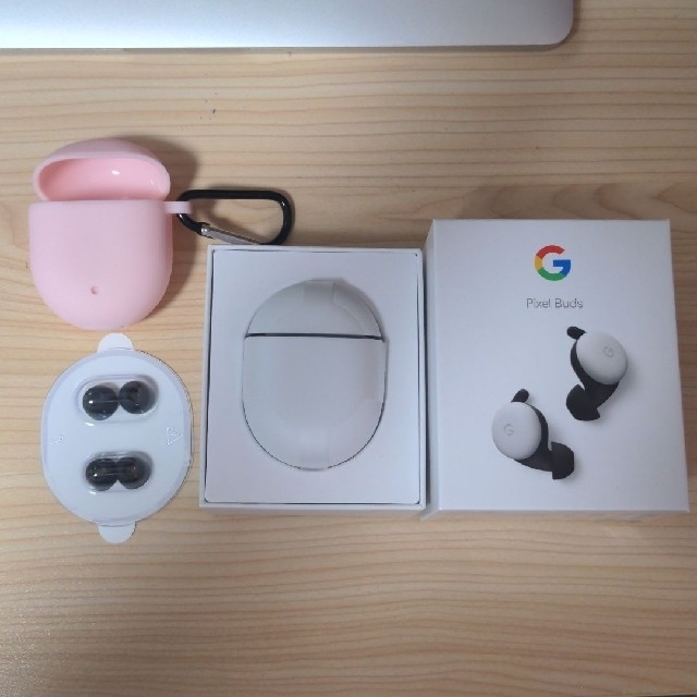 Google(グーグル)のGoogle Pixel Buds 2 Clearly White　ケース付き スマホ/家電/カメラのオーディオ機器(ヘッドフォン/イヤフォン)の商品写真