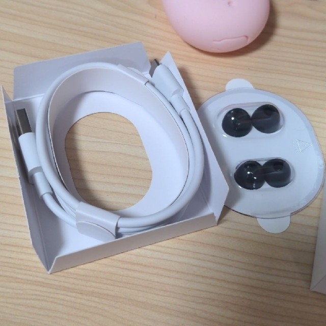 Google(グーグル)のGoogle Pixel Buds 2 Clearly White　ケース付き スマホ/家電/カメラのオーディオ機器(ヘッドフォン/イヤフォン)の商品写真