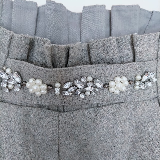 PAGEBOY(ページボーイ)のPAGEBOY ビジューが可愛いグレーの秋冬スカート　 レディースのスカート(ひざ丈スカート)の商品写真