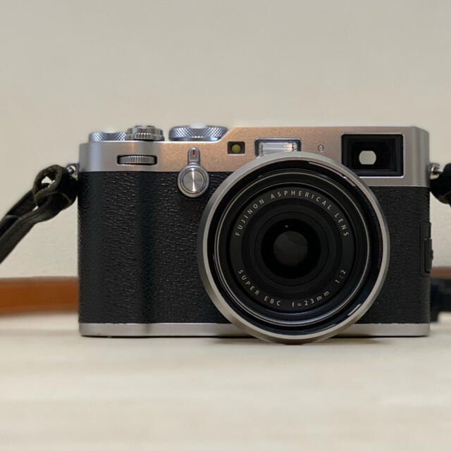 富士フイルム(フジフイルム)のFUJI FILM X100F SILVER　付属品多数 スマホ/家電/カメラのカメラ(コンパクトデジタルカメラ)の商品写真