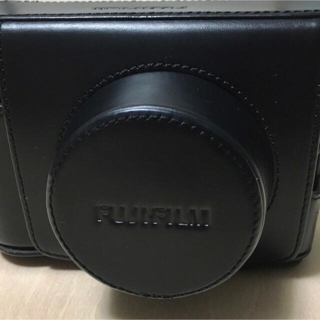 富士フイルム(フジフイルム)のFUJI FILM X100F SILVER　付属品多数 スマホ/家電/カメラのカメラ(コンパクトデジタルカメラ)の商品写真